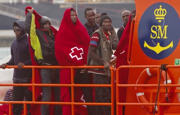 Spain rescues 92 migrants off its southern coast - ảnh 1